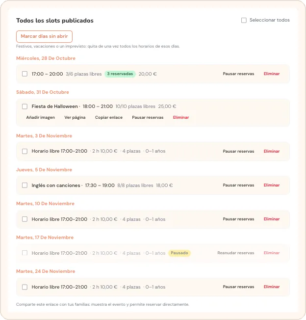 Lista Todos los slots publicados con el botón Marcar días sin abrir, las acciones Pausar reservas y Eliminar en cada horario y un horario pausado con Reanudar reservas