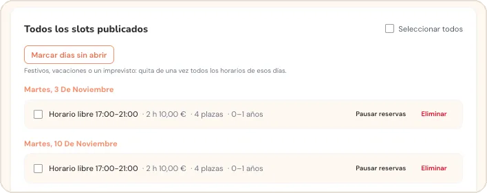Lista Todos los slots publicados con el botón Marcar días sin abrir y horarios con las acciones Pausar reservas y Eliminar